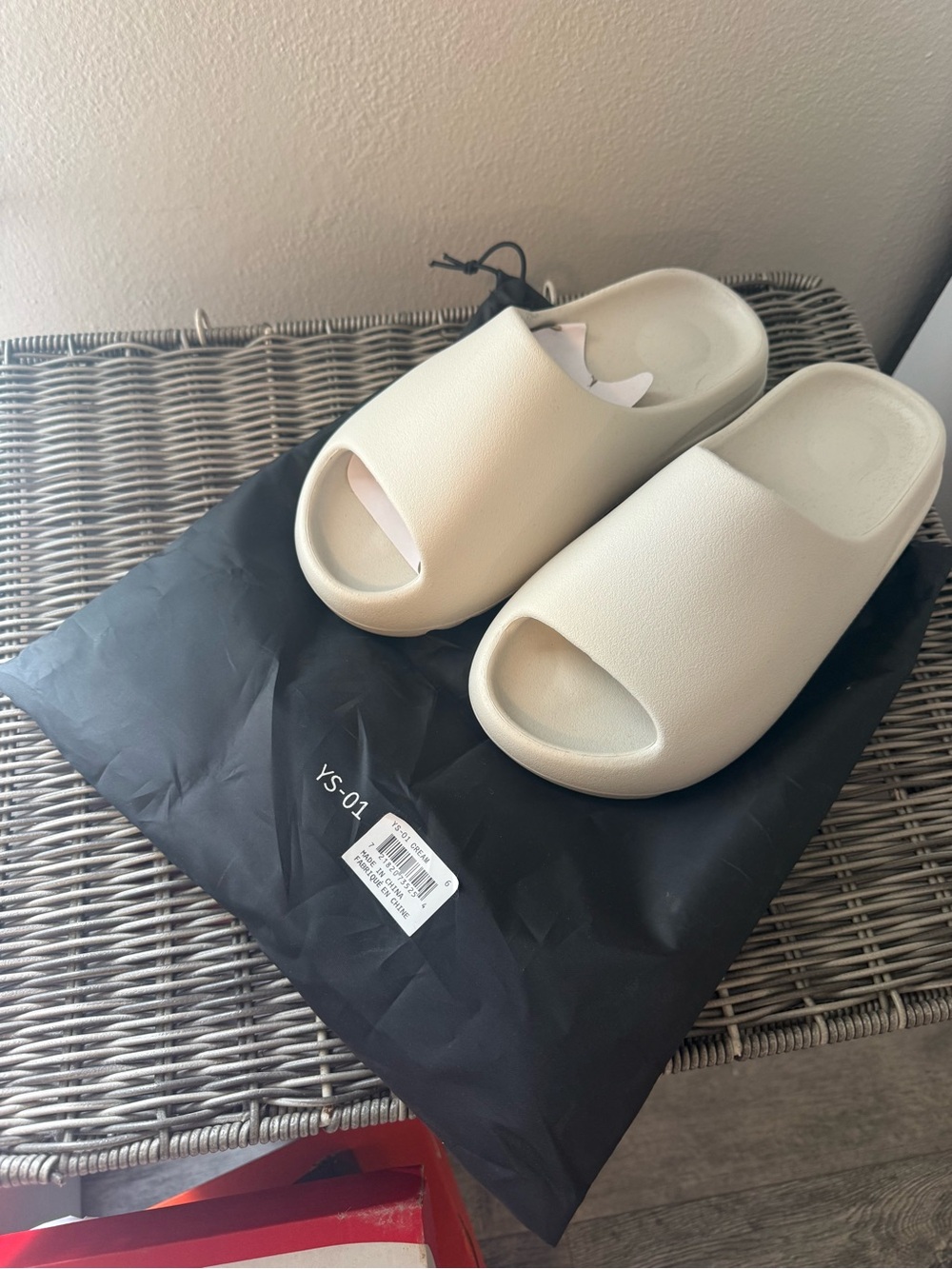 Yeezy  Slide Sandals - Cream